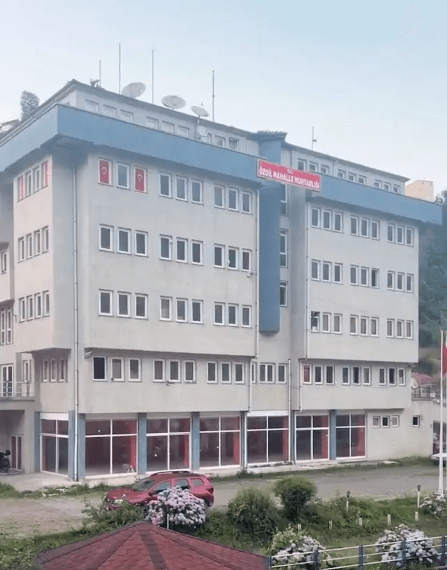 Trabzon'da Muhtarlık Binası Tartışma Yarattı: “Belediye Binasından Büyük”