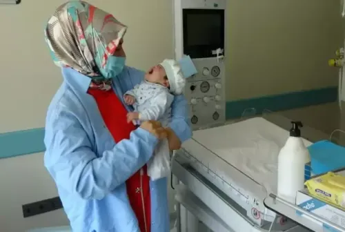34 Haftalık Bebekten 445 Gram Tümör Çıkarıldı!